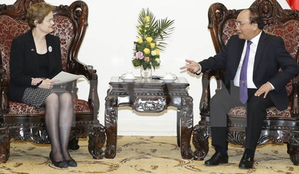 Prime Minister Nguyen Xuan Phuc (R) and Frances Adamson, Special Envoy of Australian Prime Minister (Photo: VNA)