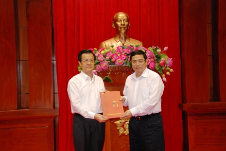 Ông Phạm Minh Chính, Ủy viên Bộ chính trị Bí thư Trung ương Đảng, Trưởng Ban tổ chức Trung ương trao quyết định cho ông Lê Hồng Quang