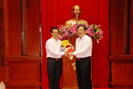 Ông Nguyễn Hòa Bình, Bí thư Trung ương Đảng, Chánh án Tòa án nhân dân tối cao chúc mừng tân Phó Chánh án Lê Hồng Quang