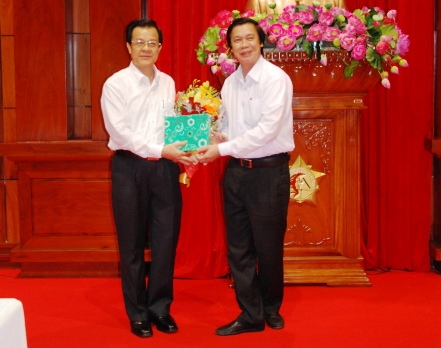 Bí thư Tỉnh ủy Nguyễn Văn Danh chúc mừng ông Lê Hồng Quang nhận nhiệm vụ mới