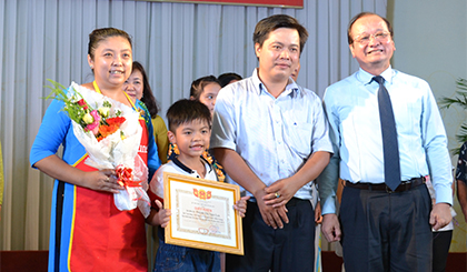 Phó chủ tịch UBND tỉnh Trần Thanh Đức trao giải nhất cho gia đình chị Huỳnh Thị Ngọc Lan (Sở VHTT&DL tỉnh đạt giải nhất tại hội thi