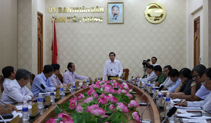 Ông Lê Văn Hưởng, Chủ tịch UBND tỉnh chủ trì và phát biểu tại phiên họp.