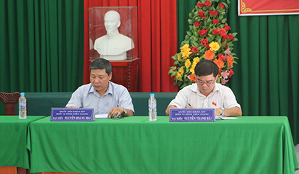 Ông Nguyễn Thanh Hải và ông Nguyễn Hoàng Mai làm việc tại buổi tiếp xúc cử tri.
