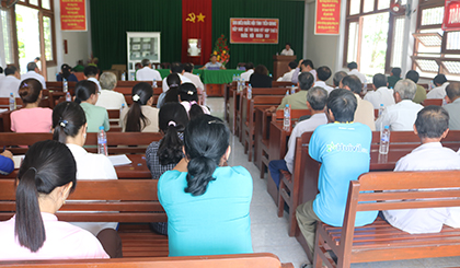 Quan cảnh buổi tiếp xúc cử tri ở huyện Tân Phước.