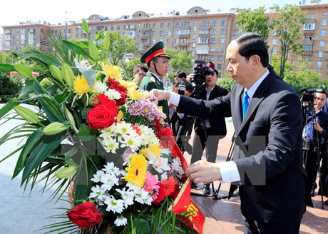 Chủ tịch nước Trần Đại Quang cùng Đoàn đại biểu cấp cao Việt Nam đặt hoa tại Tượng đài Chủ tịch Hồ Chí Minh. (Ảnh: Nhan Sáng/TTXVN)