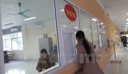 A patient’s relative pays hospital fees at a hospital in Hanoi. (Photo: VNA)