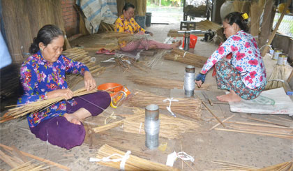 Chổi que dừa đã gắn bó với người dân xã Vĩnh Hựu hơn nửa thế kỷ.
