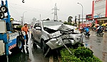 Cảnh sát giao thông đưa tài xế bị tai nạn đi cấp cứu