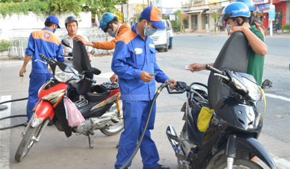 Giá xăng tiếp tục giảm mạnh