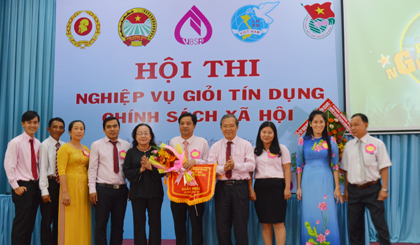 Ban tổ chức trao giải nhất cho đơn vị huyện Cái Bè.