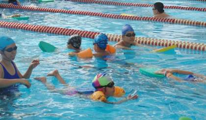 Students are learning swimming lesson in Nguyen Binh Khiem Sport Club in District 1 (Photo: SGGP)