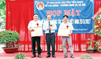 Ông Trần Thanh Đức, Phó Chủ tịch UBND tỉnh Tiền Giang trao tặng Bằng khen cho ông Hoàng Tường Vi (bên trái).