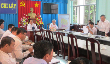 Ông Phan Thanh Nhu, Phó Giám đốc Sở Tài nguyên và Môi trường triển khai các Quyết định của UBND tỉnh. 