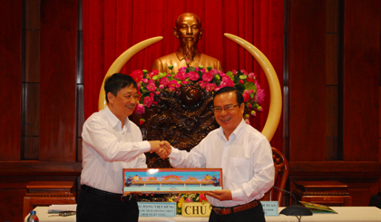 ông Đặng Việt Dũng, Phó Chủ tịch Thường trực UBND TP, Đà Nẵng trao quà lưu niệm cho ông Phạm Anh Tuấn, Phó Chủ tịch UBND tỉnh Tiền Giang.