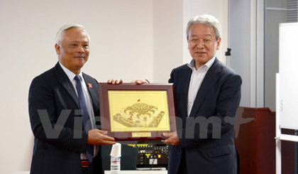 Vice Chairman of the National Assembly Uong Chu Luu (L) presents a gift to President of Japan's National Graduate Institute for Policy Studies Akihiko Tanaka (Photo: VNA)