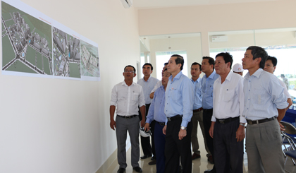 Ông Lê Văn Hưởng, Chủ tịch UBND tỉnh tìm hiểu mô hình nhà ở xã hội khu công nghiệp Tân Hương