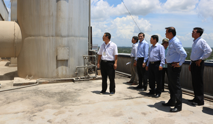 Ông Lê Văn Hưởng, Chủ tịch UBND tỉnh đã đến kiểm tra thực tế hệ thống xử lý môi trường ở tầng 7 của Công ty TNHH Tongwei Việt Nam 