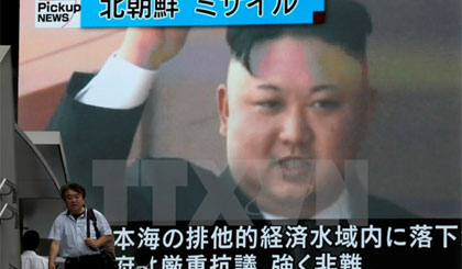 Hình ảnh phát trên truyền hình ở Tokyo (Nhật Bản) cho thấy Nhà lãnh đạo Triều Tiên Kim Jong-un công bố về vụ phóng thử thành công tên lửa mới nhất ngày 4-7. Nguồn: EPA/TTXVN
