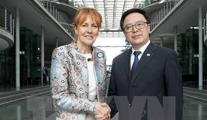 Chairman of the CPV Central Committee’s Commission for External Relations Hoang Binh Quan (R) and Vice President of the German parliament and SPD member Edelgard Bulmahn (Photo:VNA)