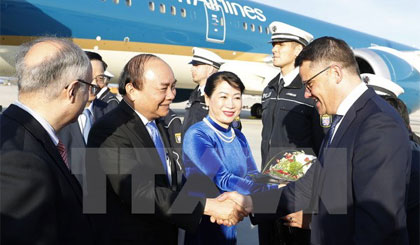 Các quan chức Chính phủ CHLB Đức đón Thủ tướng Nguyễn Xuân Phúc và Phu nhân tại sân bay quốc tế Frankfurt. Ảnh: Thống Nhất/TTXVN