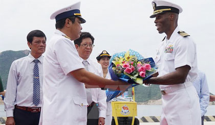Đại diện Vùng 4 Hải quân tặng hoa đại tá Alexis Walker - Trưởng đoàn Hải quân Hoa Kỳ. Ảnh: Tiên Minh/TTXVN