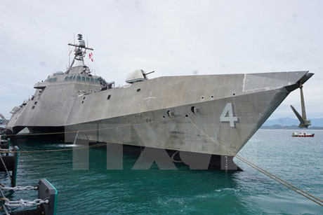 Tàu khu trục USS Coronado neo đậu tại Cảng quốc tế Cam Ranh. Ảnh: Tiên Minh/TTXVN