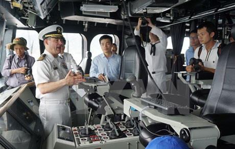 Trung tá Douglas (Hải quân Hoa Kỳ) giới thiệu khoang chỉ huy tàu USS Coronado. Ảnh: Tiên Minh/TTXVN