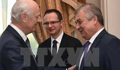 Ông Alexander Lavrentiev (phải) gặp Đặc phái viên Liên hợp quốc về vấn đề Syria, ông Staffan de Mistura (trái) bên lề cuộc đàm phán về tình hình Syria ở Astana, Kazakhstan ngày 3-5 vừa qua. (Ảnh: AFP/TTXVN)