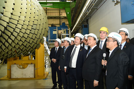 Thủ tướng tham quan một phân xưởng chế tạo rotor tại nhà máy của Tập đoàn Siemens. Ảnh: VGP/Quang Hiếu
