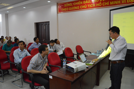 Ông Nguyễn Công Hà CEO của công ty VDOC trao đổi với học viên.