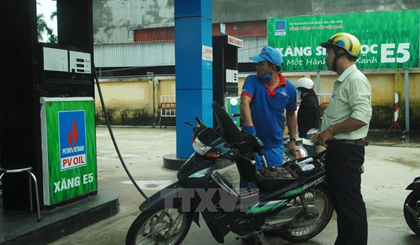 A motorcylist has his vehicle filled with E5 bio-fuel in Quang Ngai province (Photo: VNA)