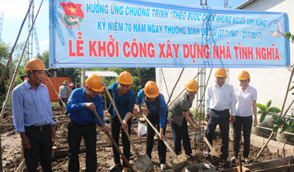 Khởi công xây dựng nhà tình nghĩa cho gia đình chị Trần Thị Tuyết Phượng (con liệt sĩ ở xã Tân Điền, huyện Gò Công Đông).