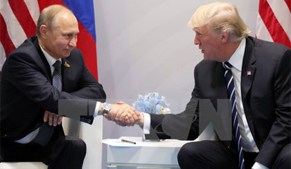 Tổng thống Nga Vladimir Putin (trái) và Tổng thống Mỹ Donald Trump trong cuộc gặp bên lề Hội nghị thượng đỉnh G20 ở Hamburg, Đức ngày 7-7. Nguồn: AFP/TTXVN