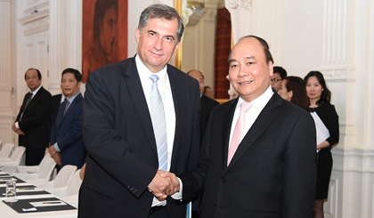 Prime Minister Nguyen Xuan Phuc and Vamed Group Chairman Ernst Wastler