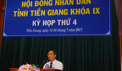 Ông Phạm Văn Bảy, Phó Chủ tịch HĐND tỉnh thông qua chương trình kỳ họp. 