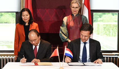 Hai Thủ tướng ký ý định thư giữa Chính phủ nước CHXHCN Việt Nam và Chính phủ Hà Lan về tạo thuận lợi triển khai các dự án chuyển đổi quy mô lớn để phát triển bền vững Đồng bằng sông Cửu Long. Ảnh: VGP/Quang Hiếu