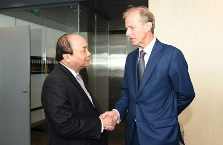 Thủ tướng Nguyễn Xuân Phúc và Phó Cao ủy Chương trình Đồng bằng Hà Lan Hermen Borst. Ảnh: VGP/Quang Hiếu
