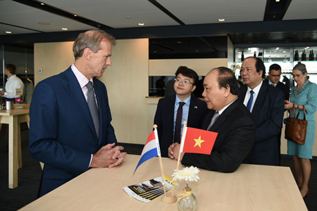 Thủ tướng Nguyễn Xuân Phúc và CEO của Trung tâm điều hành cảng Rotterdam. Ảnh: VGP/Quang Hiếu