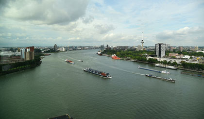  Cảng Rotterdam nhìn từ Trung tâm điều hành. Ảnh: VGP/Quang Hiếu