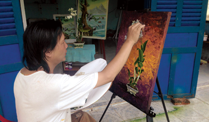 Họa sĩ Duy Bảo Việt đang sáng tác tranh.