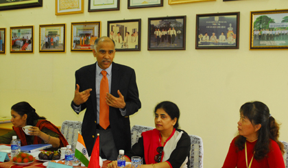 Ngài Đại sứ Ấn Độ tại Việt Nam phát biểu tại buổi thăm và làm việc tại Viện.