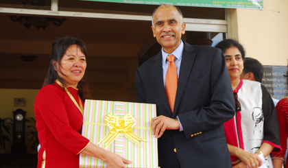 Tiến sĩ Trần Thị Oanh Yến trao quà cho Ngài Đại sứ Ấn Độ tại Việt Nam.