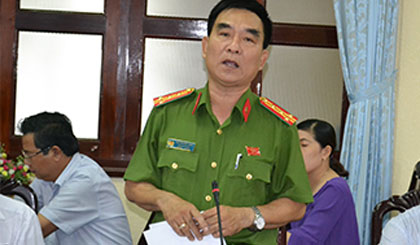 Đại biểu Nguyễn Việt Hùng , Phó Giám đốc Công an tỉnh phát biểu tại buổi thảo luận tổ.