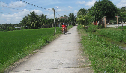 Tuyến đường nông thôn ấp Bình Trung được bê tông hóa.