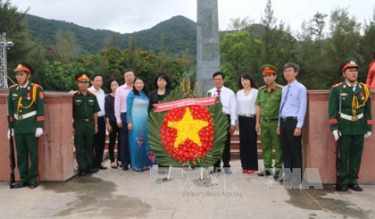 Vice President Thinh paid a floral tribute to martyrs at Hang Duong Cemetery in Con Dao district