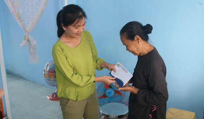 Dịp này, CTCP Hùng Vương và người dân địa phương đã tặng nhiều phần quà giúp gia đình bà Hạnh ổn định cuộc sống.
