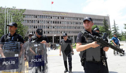 Cảnh sát chống bạo động gác tại Ankara ngày 4-7. Nguồn: AFP/TTXVN