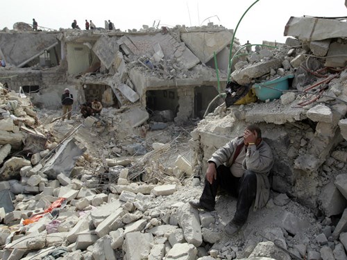 Người dân Syria bị mắc kẹt giữa cuộc chiến. Ảnh: Reuters