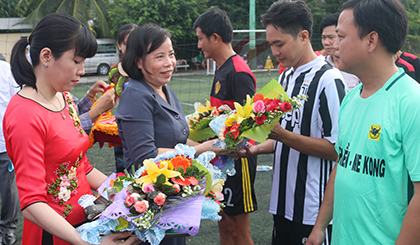 Bà Nguyễn Thị Đang tặng hoa cho các đội bóng thamgia giải đấu.