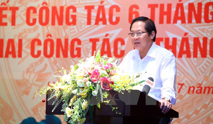 Bộ trưởng Trương Minh Tuấn cảnh báo các đơn vị không được chủ quan vì tấn công mạng ngày càng có quy mô lớn và nguy hiểm. (Ảnh: M.Quyết/TTXVN)